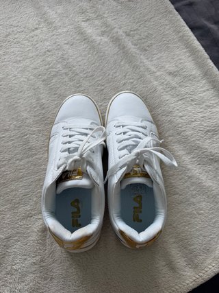 Zapatillas Fila Blancas y Doradas