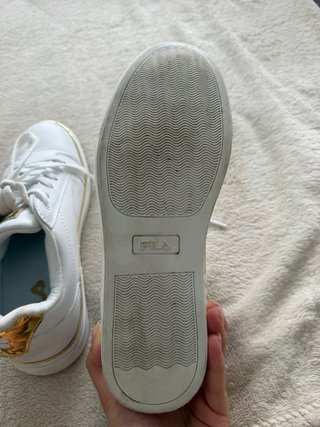 Zapatillas Fila Blancas y Doradas