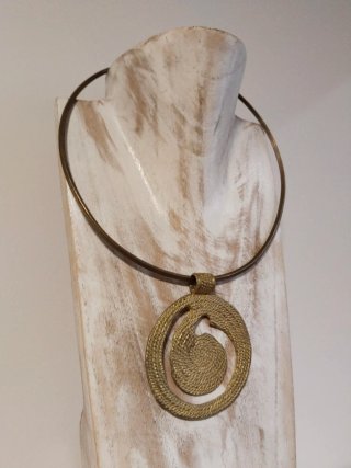 Collar con colgante dorado
