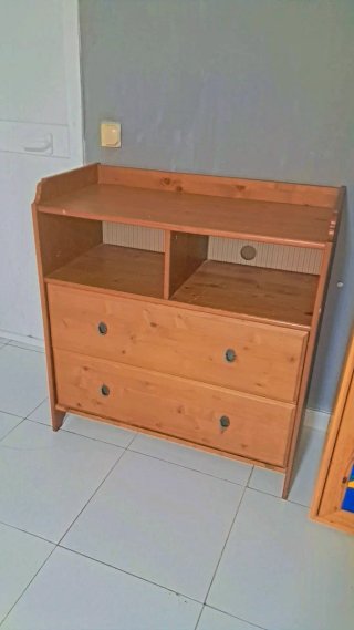 Mueble de madera marrón