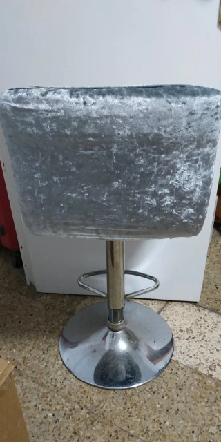 Dos Sillas de terciopelo gris y plateada