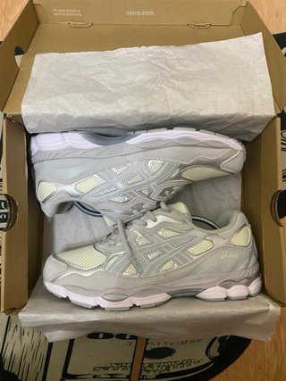 Asics Gel-NYC Gris/Blanco Talla 42 Nuevas