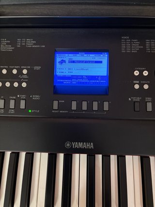Piano Yamaha DGX-650 con mueble