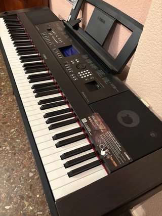 Piano Yamaha DGX-650 con mueble