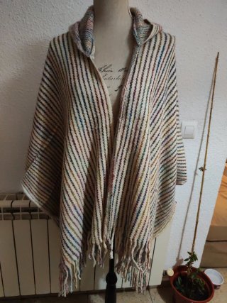 Capa con capucha y flecos