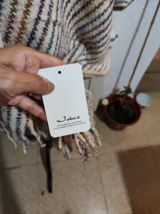 Capa con capucha y flecos