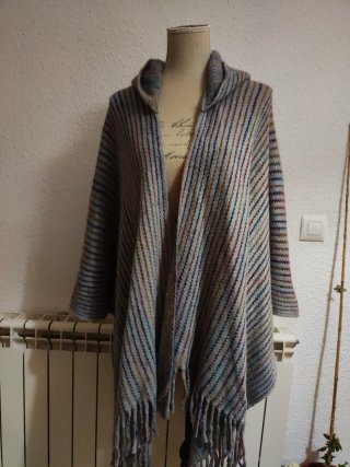 Capa con capucha y flecos