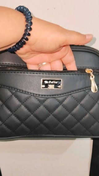 Bolso bandolera negro con compartimentos