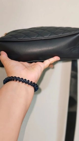 Bolso bandolera negro con compartimentos