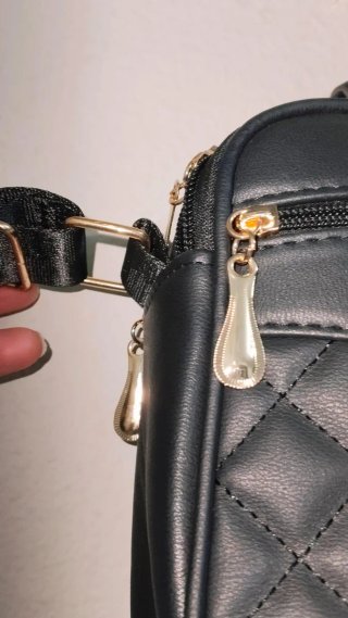 Bolso bandolera negro con compartimentos