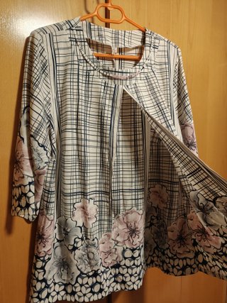 Blusa manga 3/4 con estampado floral