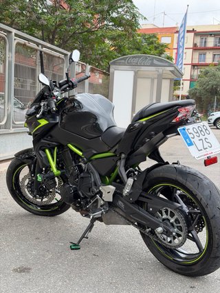 Kawasaki Z650 Negra y Verde