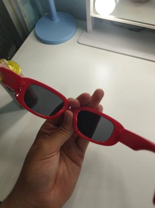 Gafas de sol rojas rectangulares
