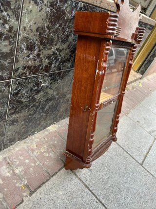 Vitrina de pared de madera antigua