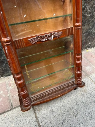 Vitrina de pared de madera antigua