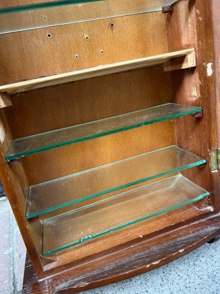Vitrina de pared de madera antigua