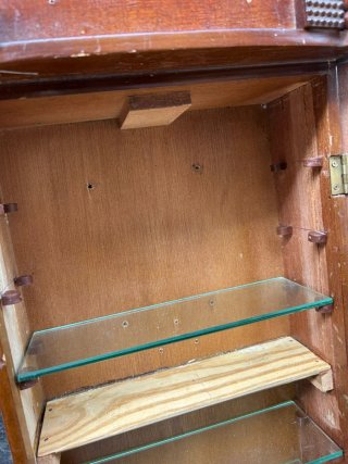 Vitrina de pared de madera antigua
