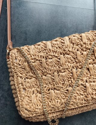 Bolso de rafia con cadena y asa de piel