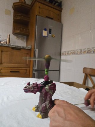 Juguete dragón lanzador con 2 muñecos voladores