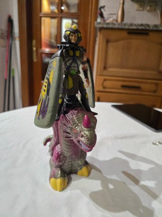 Juguete dragón lanzador con 2 muñecos voladores