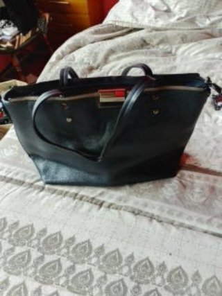 Bolso de hombro azul marino con pompón morado