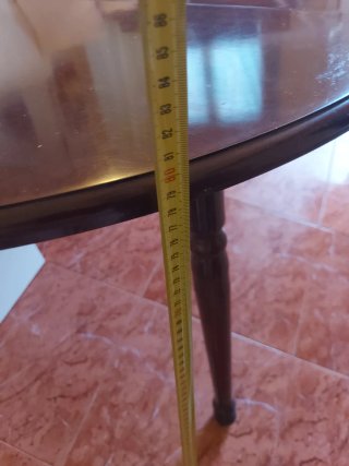 Se vende mesa y 4 sillas.