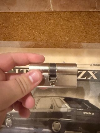 Bombín Tesa T60 con llaves y tornillo
