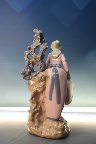 Figura muchacha porcelana Rex, Valencia. Hecha a mano.