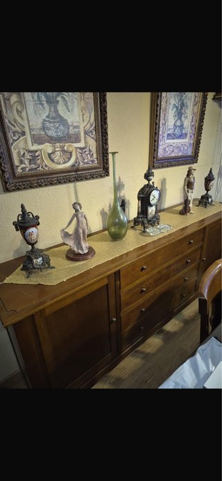 Mueble aparador madera con adornos