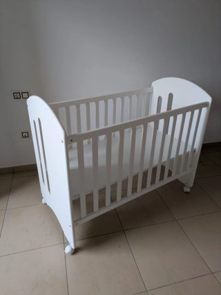 Cuna blanca con ruedas