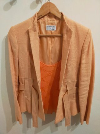 Top naranja con abalorios más foulard