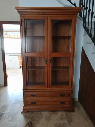 Vitrina de madera con puertas de cristal