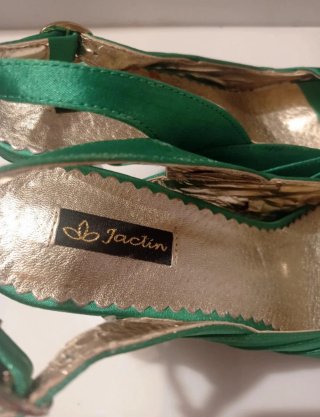 Zapatos de tacón verdes con lazo