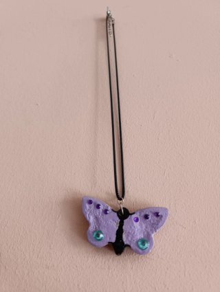 Collar mariposa morada con piedras