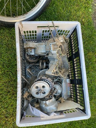 Suzuki DR 50 para piezas o restaurar.