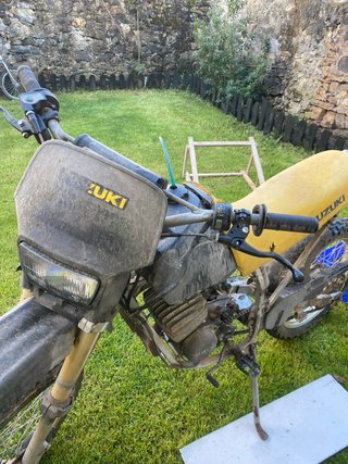 Suzuki DR 50 para piezas o restaurar.