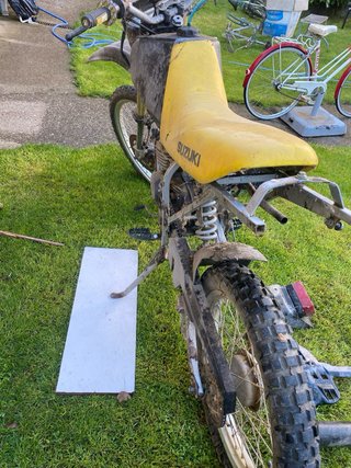 Suzuki DR 50 para piezas o restaurar.
