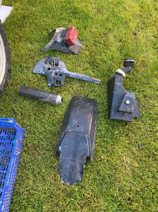 Suzuki DR 50 para piezas o restaurar.
