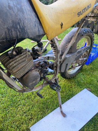 Suzuki DR 50 para piezas o restaurar.