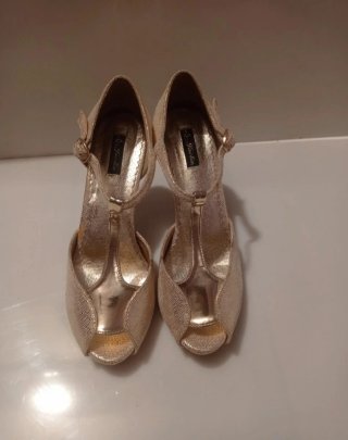 Zapatos de tacón dorados
