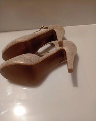 Zapatos de tacón dorados