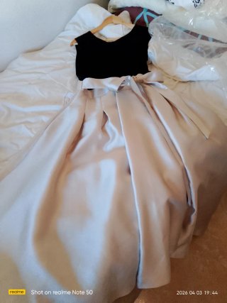 Vestido de fiesta negro y beige