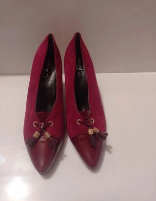 Zapatos de tacón rojos con detalle de flecos