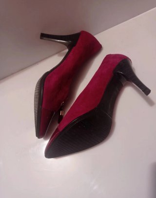 Zapatos de tacón rojos con detalle de flecos