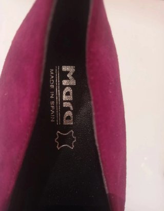 Zapatos de tacón rojos con detalle de flecos