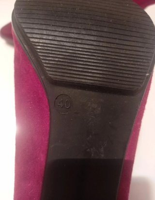 Zapatos de tacón rojos con detalle de flecos