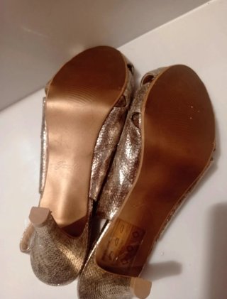 Zapatos de tacón dorados