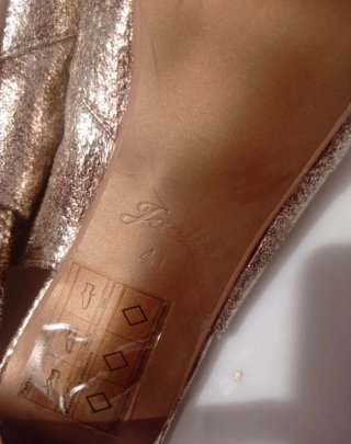 Zapatos de tacón dorados