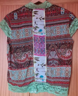 Blusa multicolor con cremallera y encaje