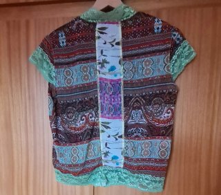 Blusa multicolor con cremallera y encaje